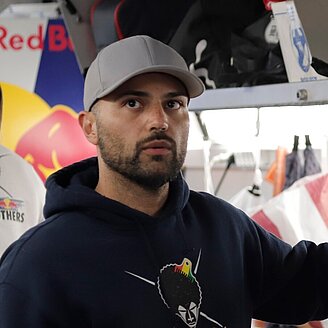 229sport Teambild – © 229sport GmbH / Sonstige/Kommerziell Teambesprechung mit Kasra Montazami, Johannes Hountondji und Engineering-Experte Robert Thornton (von links).