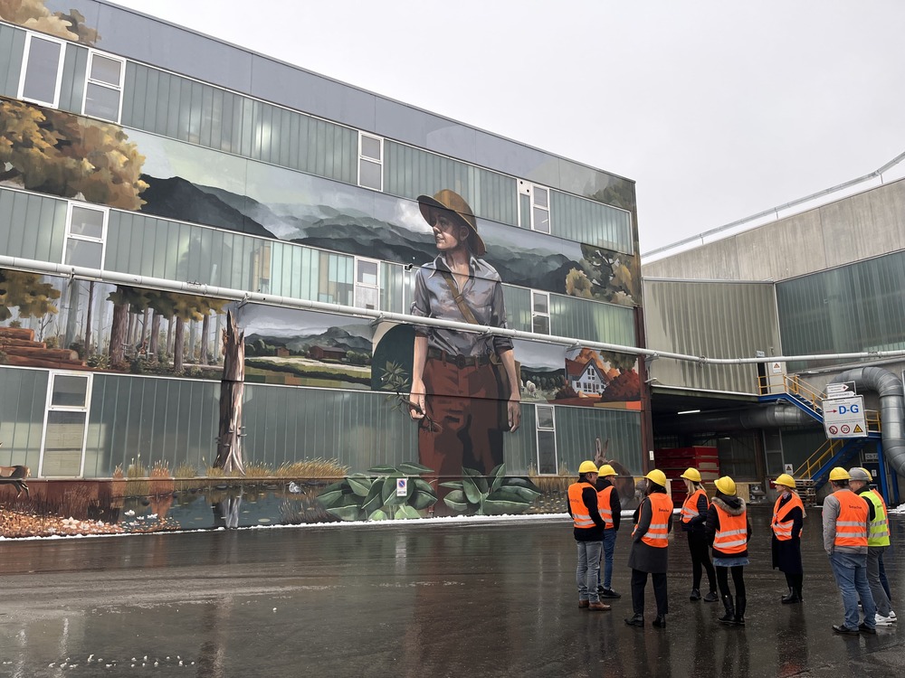 AK Nachhaltigkeit: „Die Wächterin des Waldes“ – Wandbild an einer Lagerhalle auf dem Werksgelände