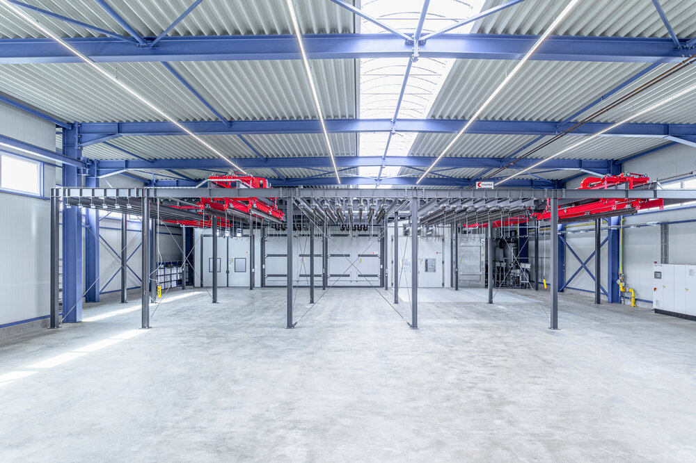 Der neue Erweiterungsbau und die Beschichtungsanlage Der neue Erweiterungsbau und die Beschichtungsanlage: Das Unternehmen hat seine Fertigungstiefe erhöht und kann auch als verlängerte Werkbank neue Aufträge annehmen.