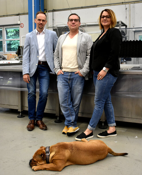 Ein gutes Team (von links): Sebastian Mayer (Erfolgsschmiede), Michael Göttle und Severine Göttle (SMARD). Und vorne Firmenhund Olivia