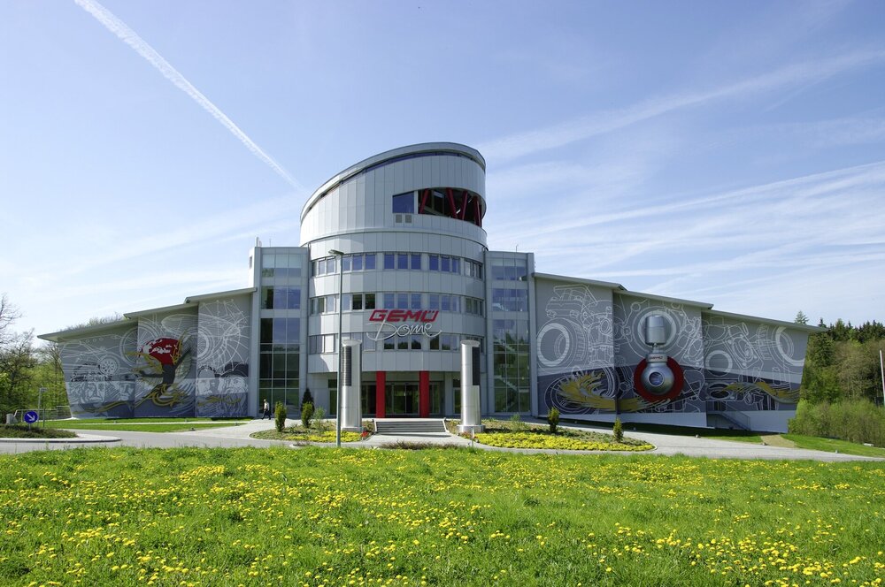Der GEMÜ Dome in Niedernhall ist das Entwicklungs- und Innovationszentrum von GEMÜ. An diesem Standort wird an Grundlagen gearbeitet. Außerdem werden dort kundenspezifische Ventile, Mess- und Regelkomponenten entwickelt und konstruiert